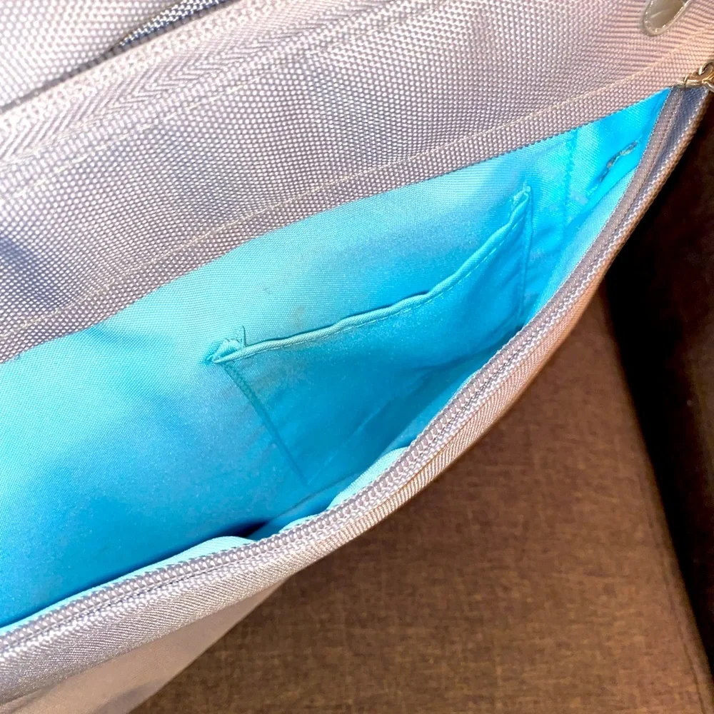 Belkin 17” notebook messenger bag. Cushioned compartment for laptop.